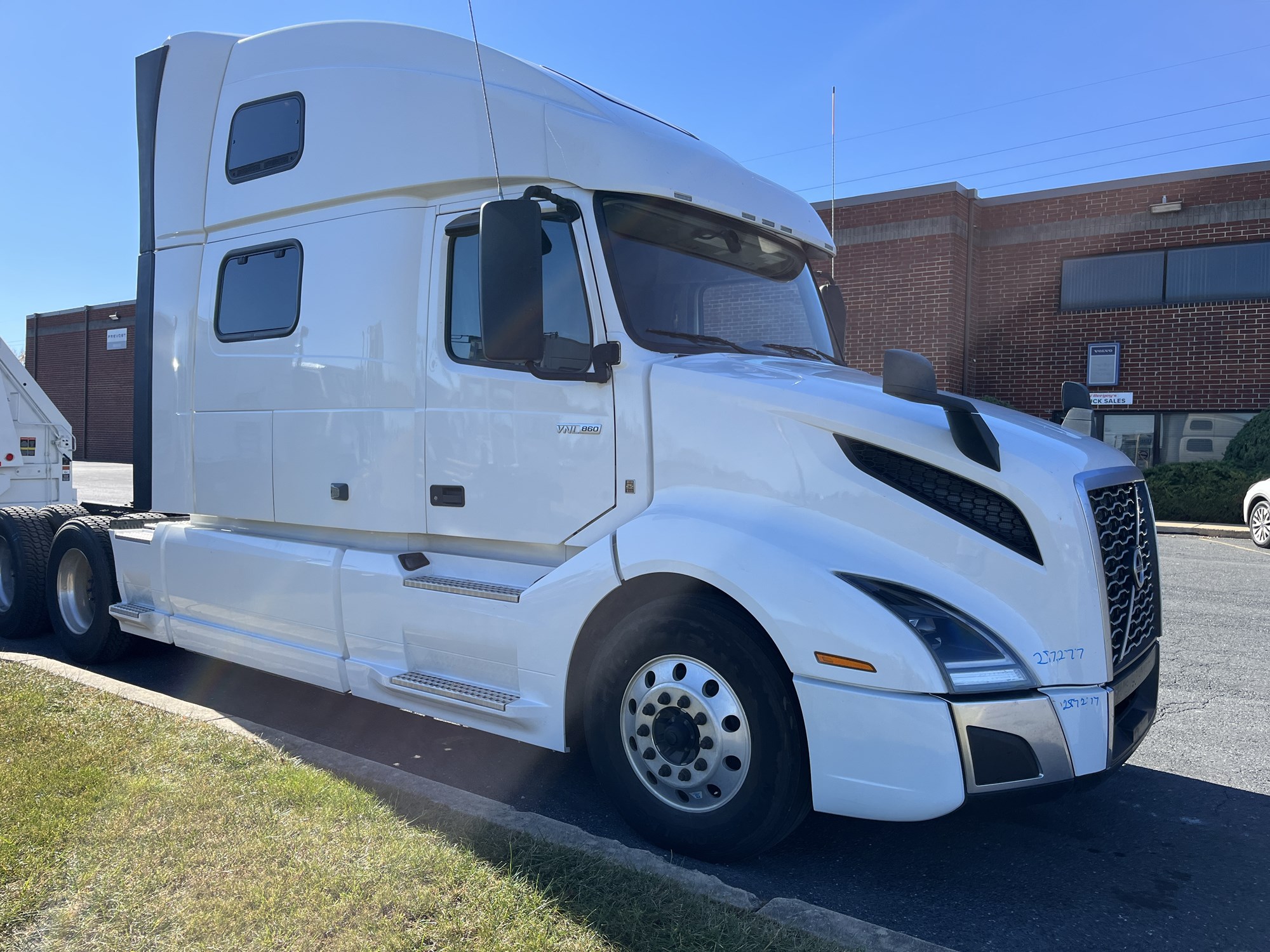 2022 Volvo VNL 860 - image 3 of 6