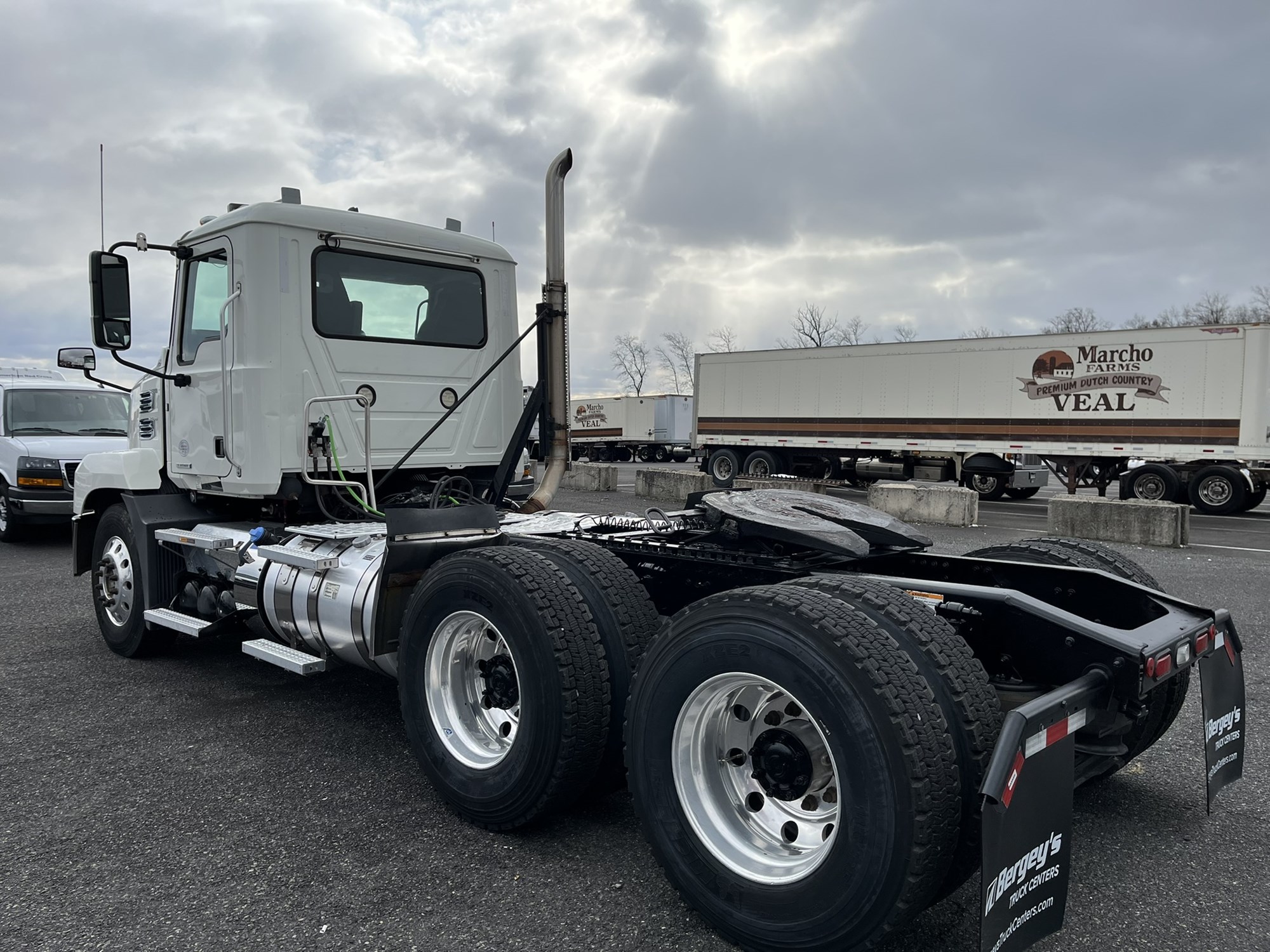 2019 MACK AN64T - image 4 of 6