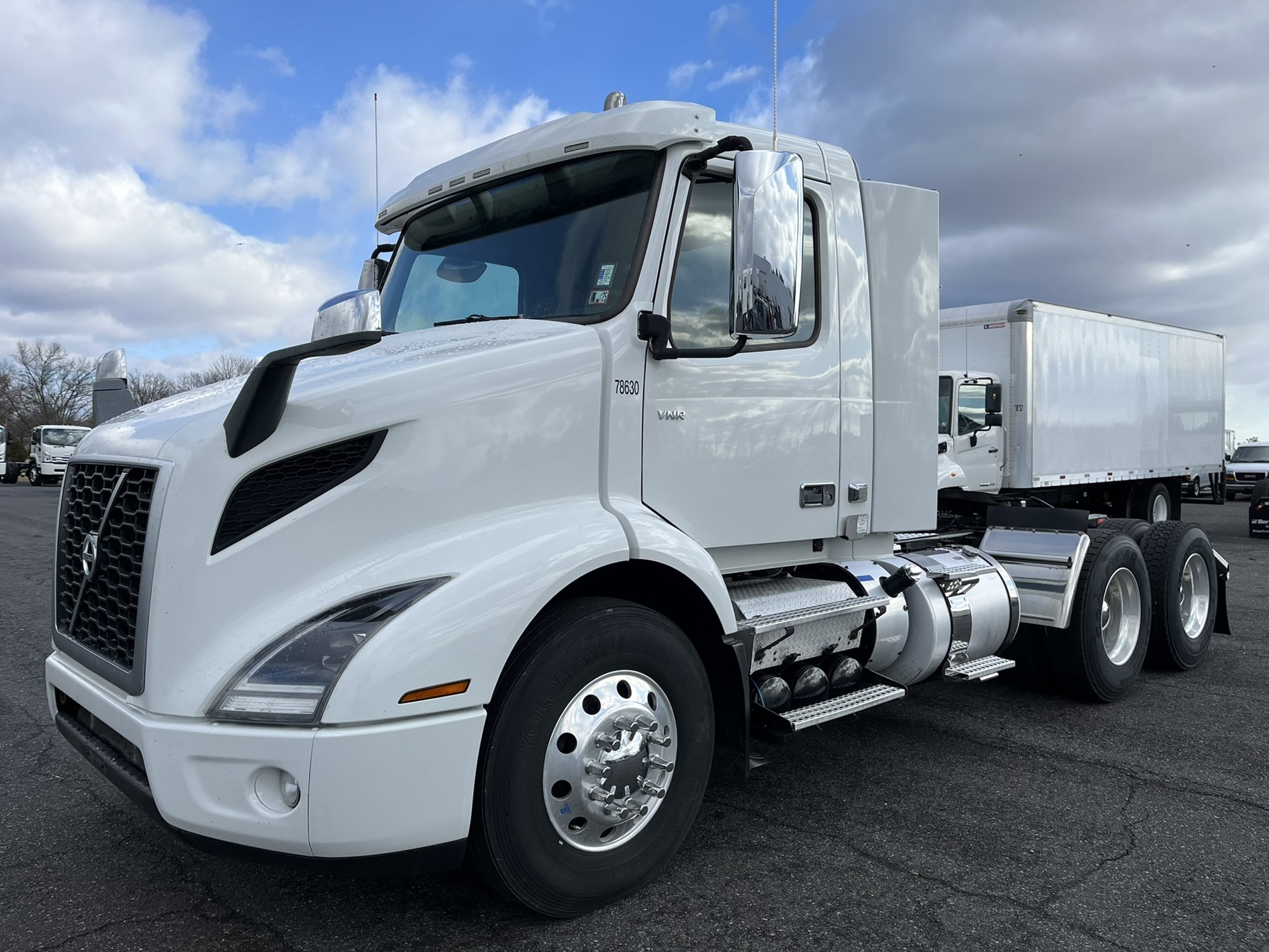 2018 VOLVO VNR64T300 - image 1 of 6