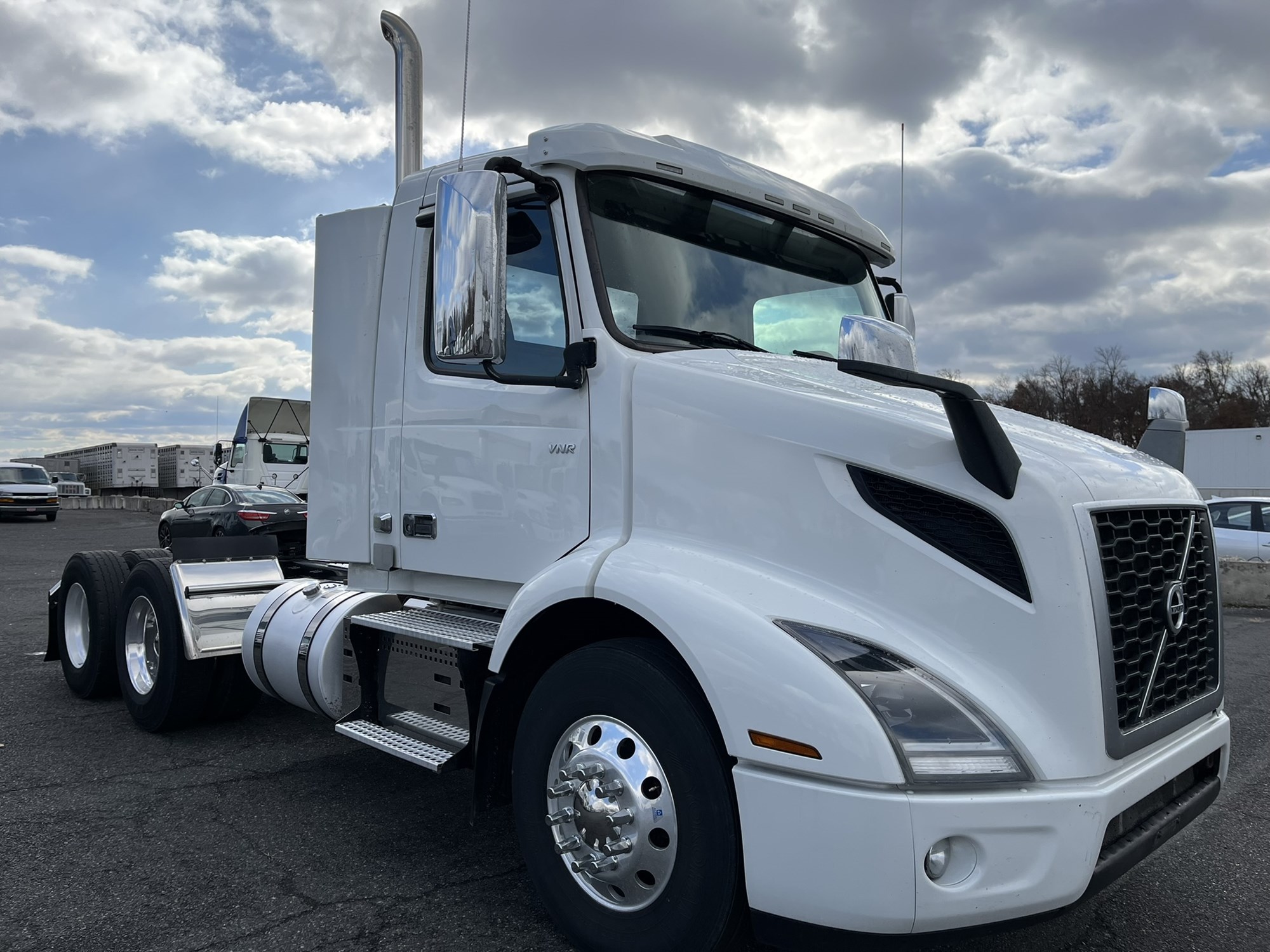 2018 VOLVO VNR64T300 - image 2 of 6