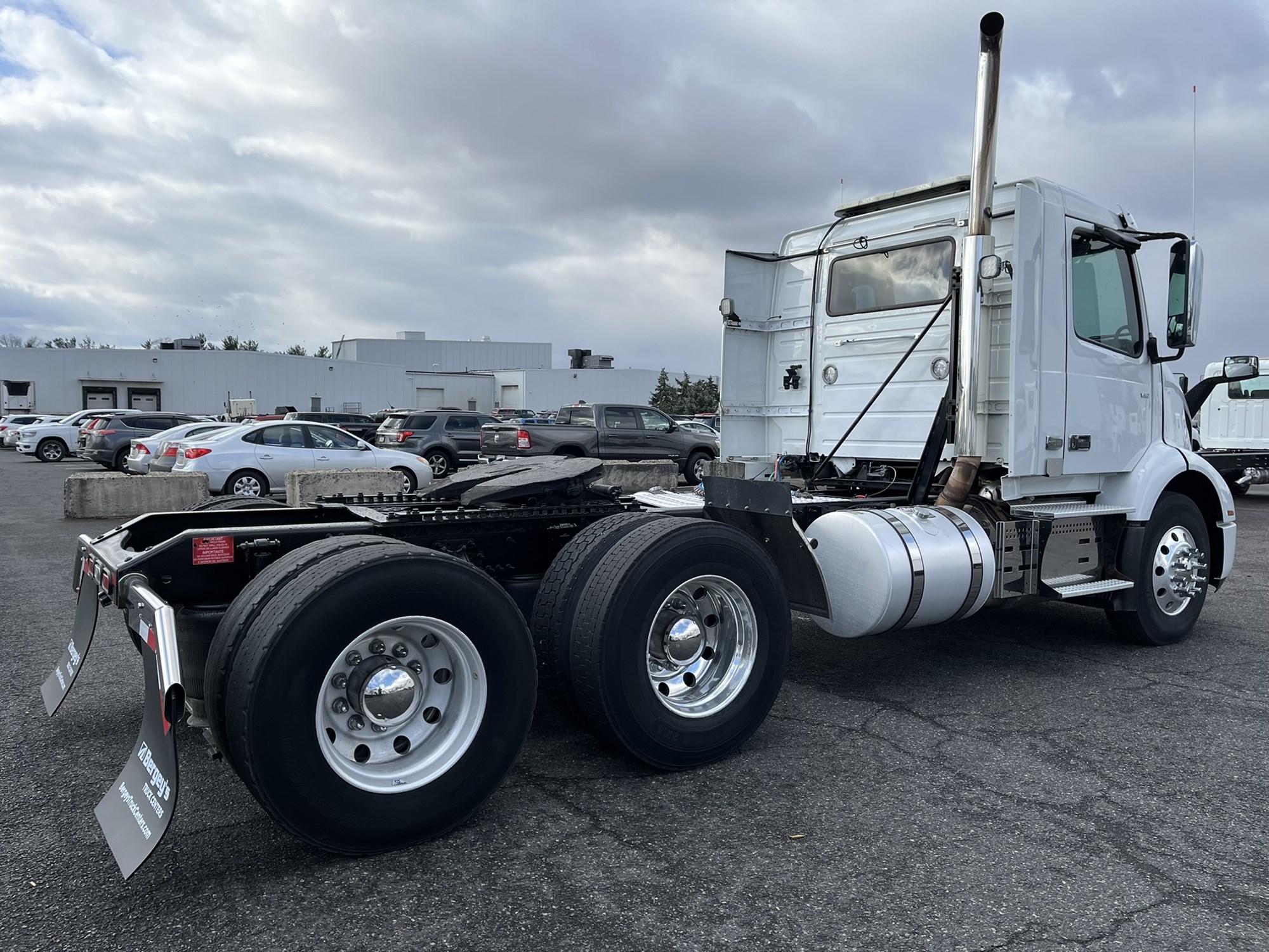 2018 VOLVO VNR64T300 - image 3 of 6