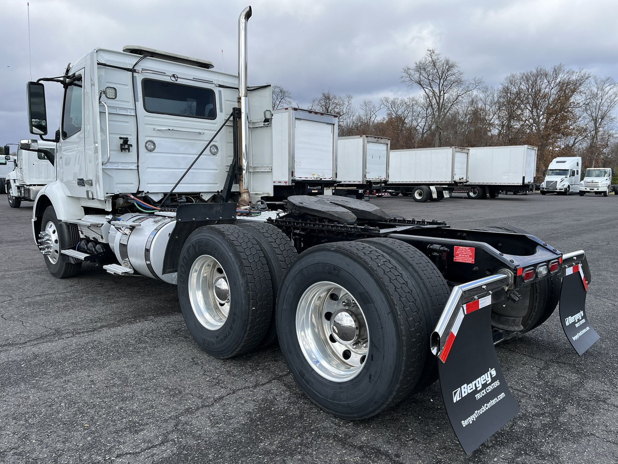 2018 VOLVO VNR64T300 - image 4 of 6