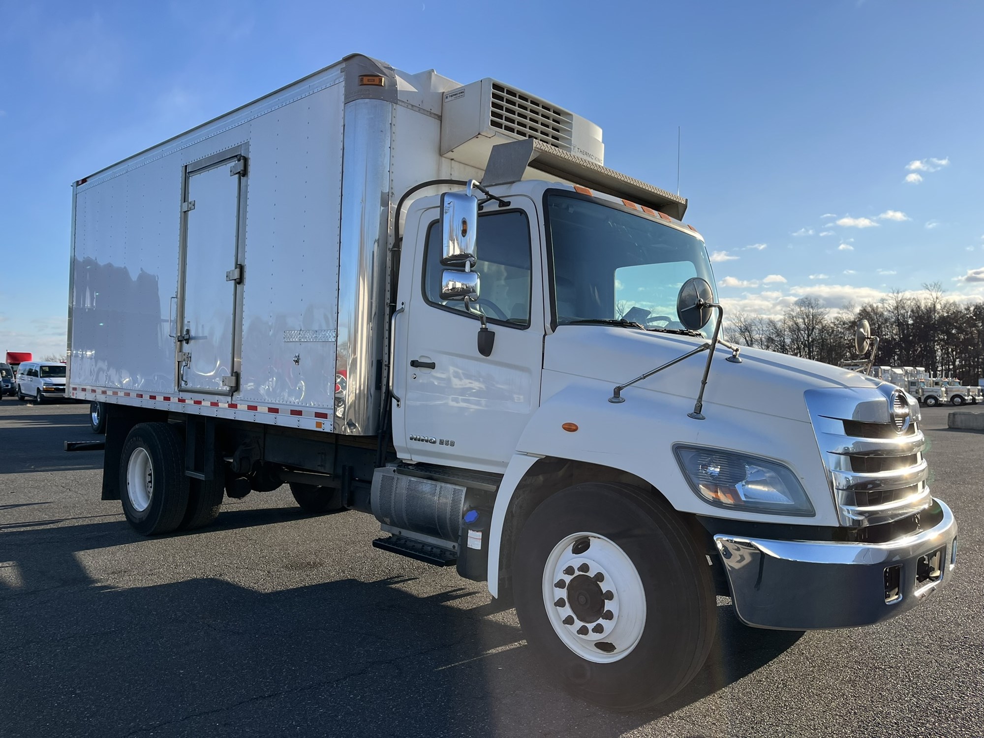 2019 HINO 268A - image 2 of 6