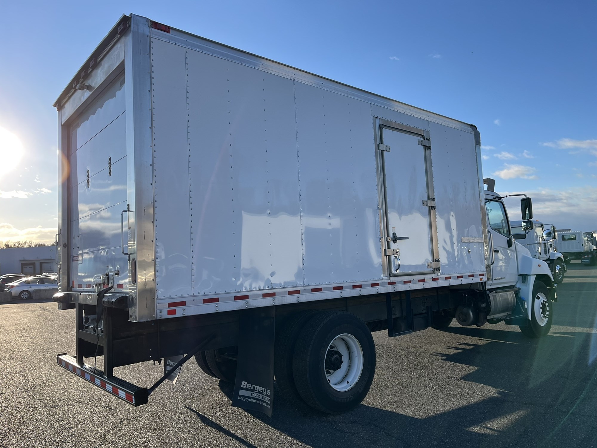 2019 HINO 268A - image 3 of 6