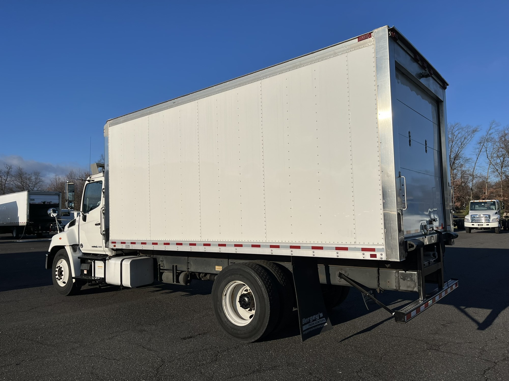 2019 HINO 268A - image 4 of 6