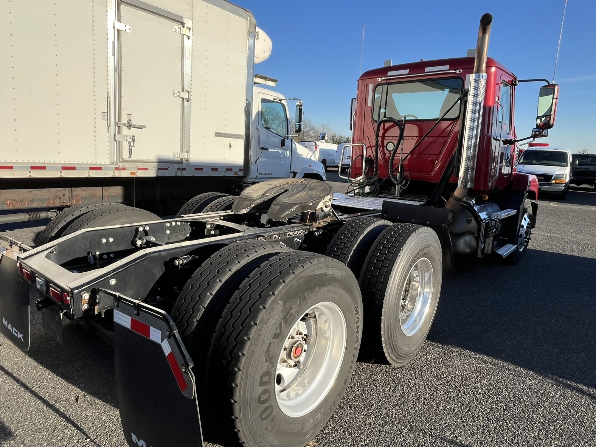 2019 MACK AN62T - image 3 of 6