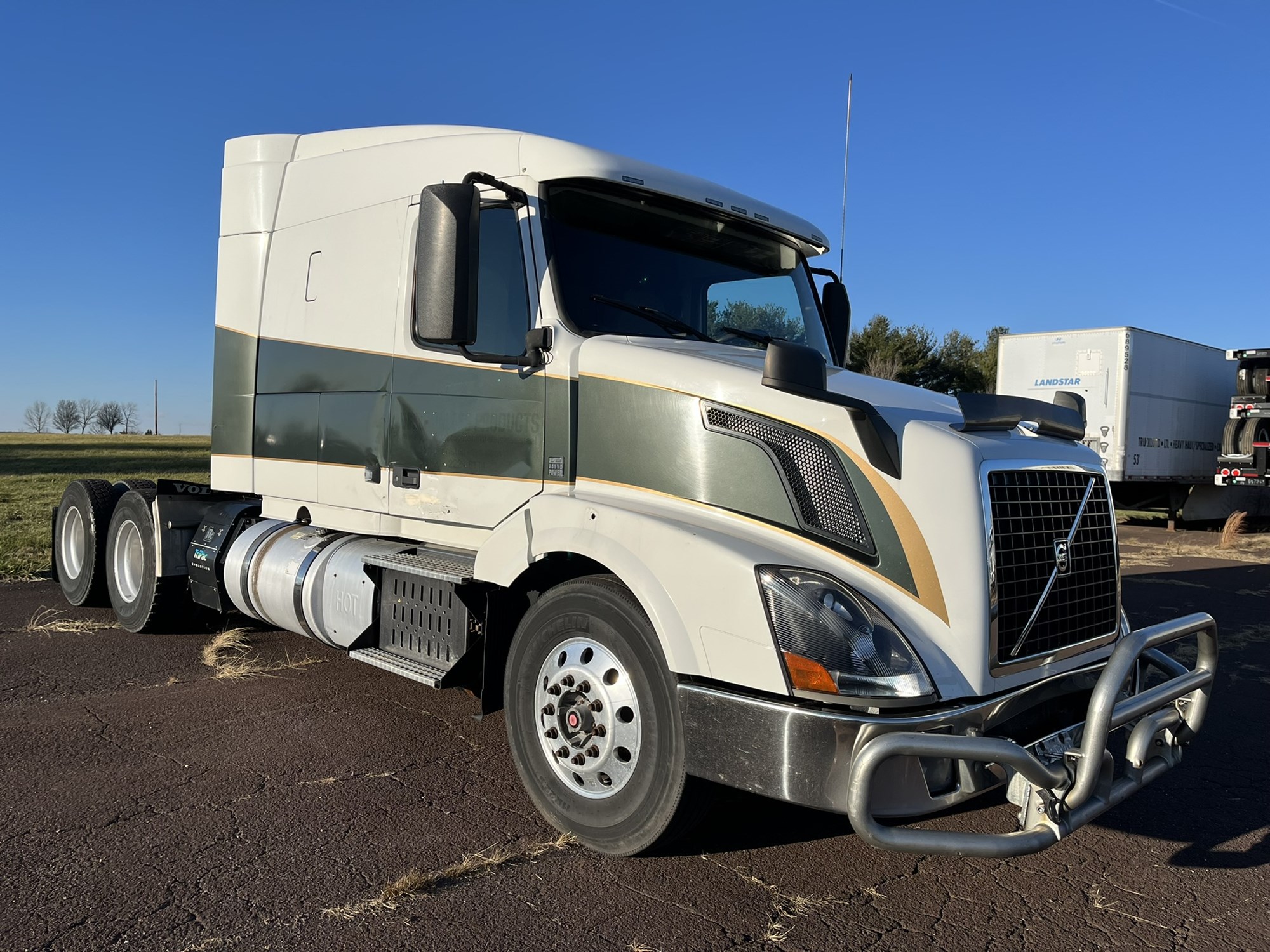 2016 VOLVO VN - image 2 of 6