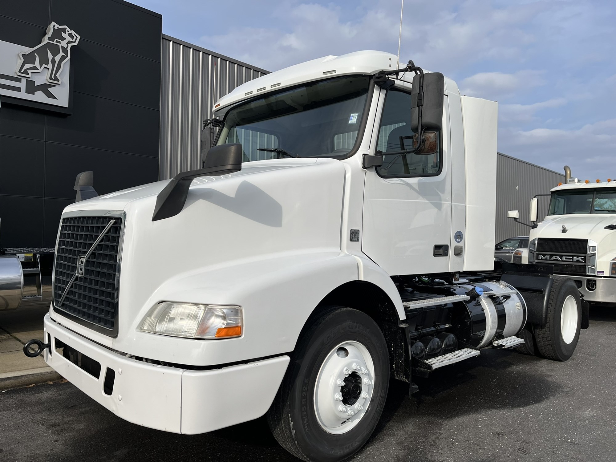 2017 VOLVO VNM - image 1 of 6