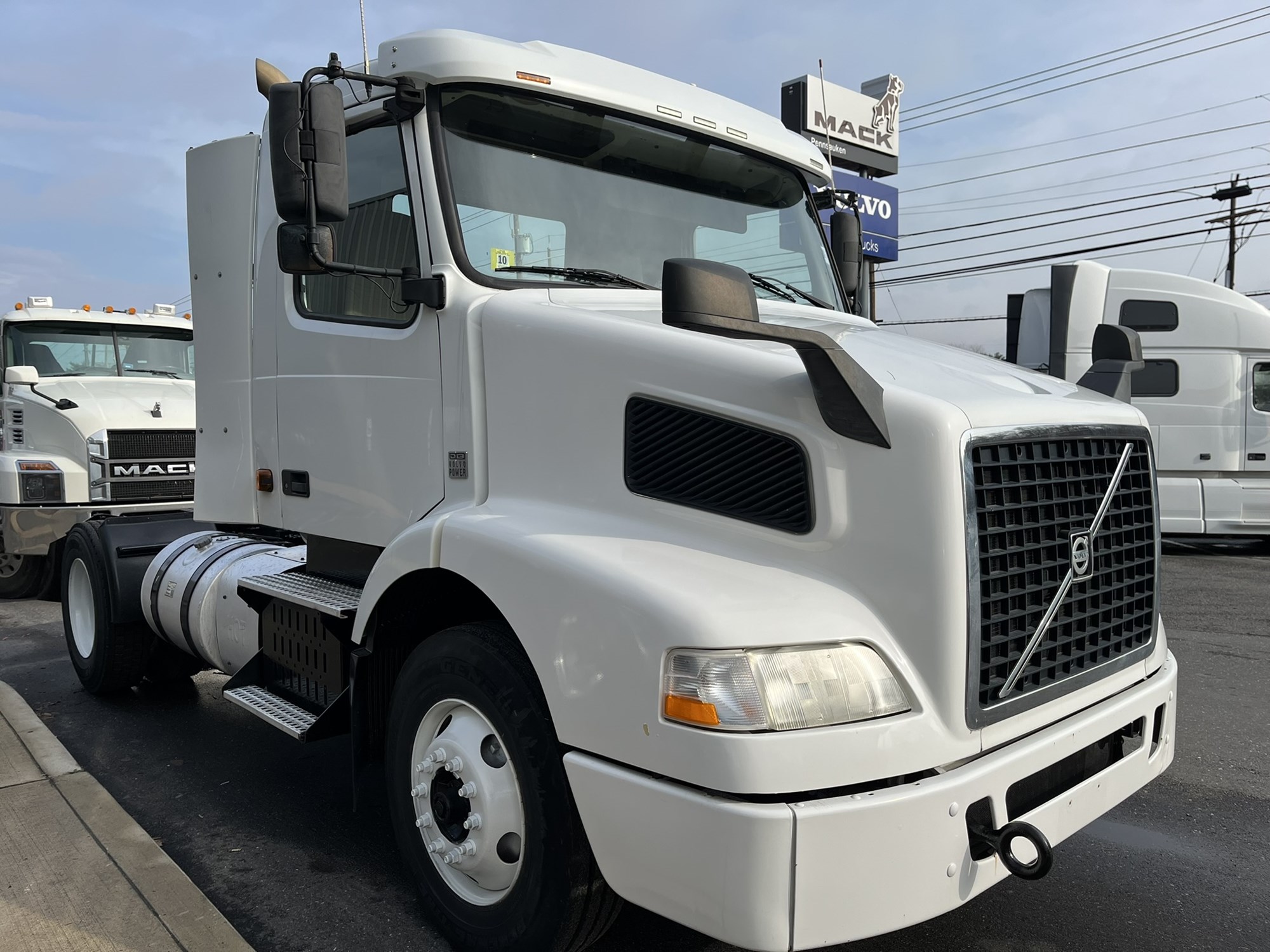 2017 VOLVO VNM - image 2 of 6