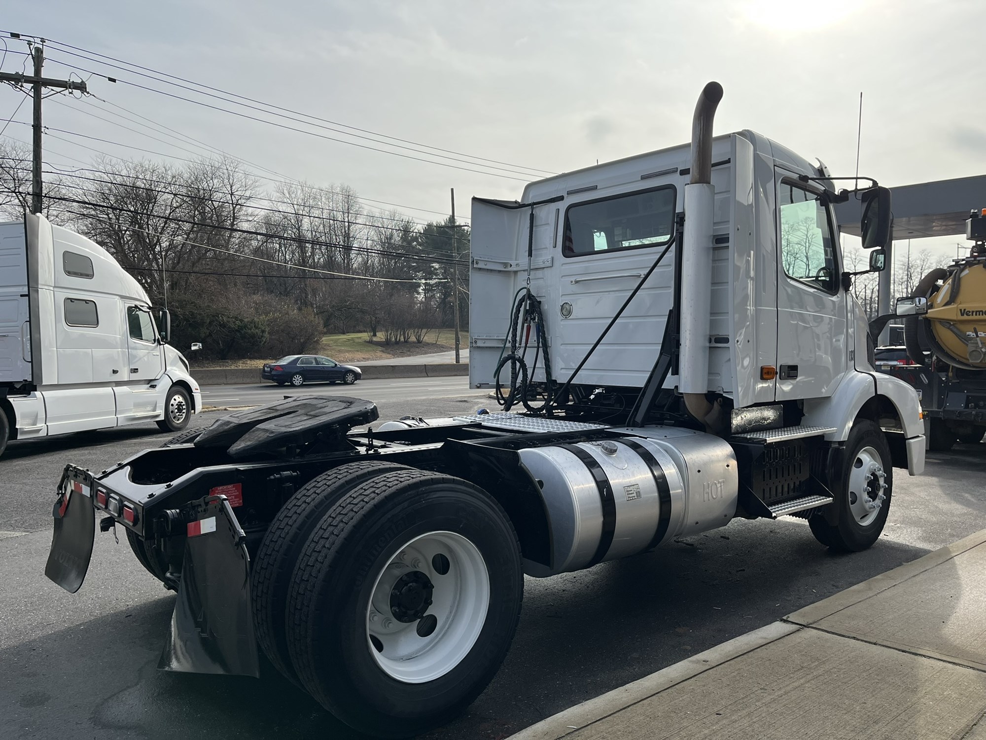 2017 VOLVO VNM - image 3 of 6