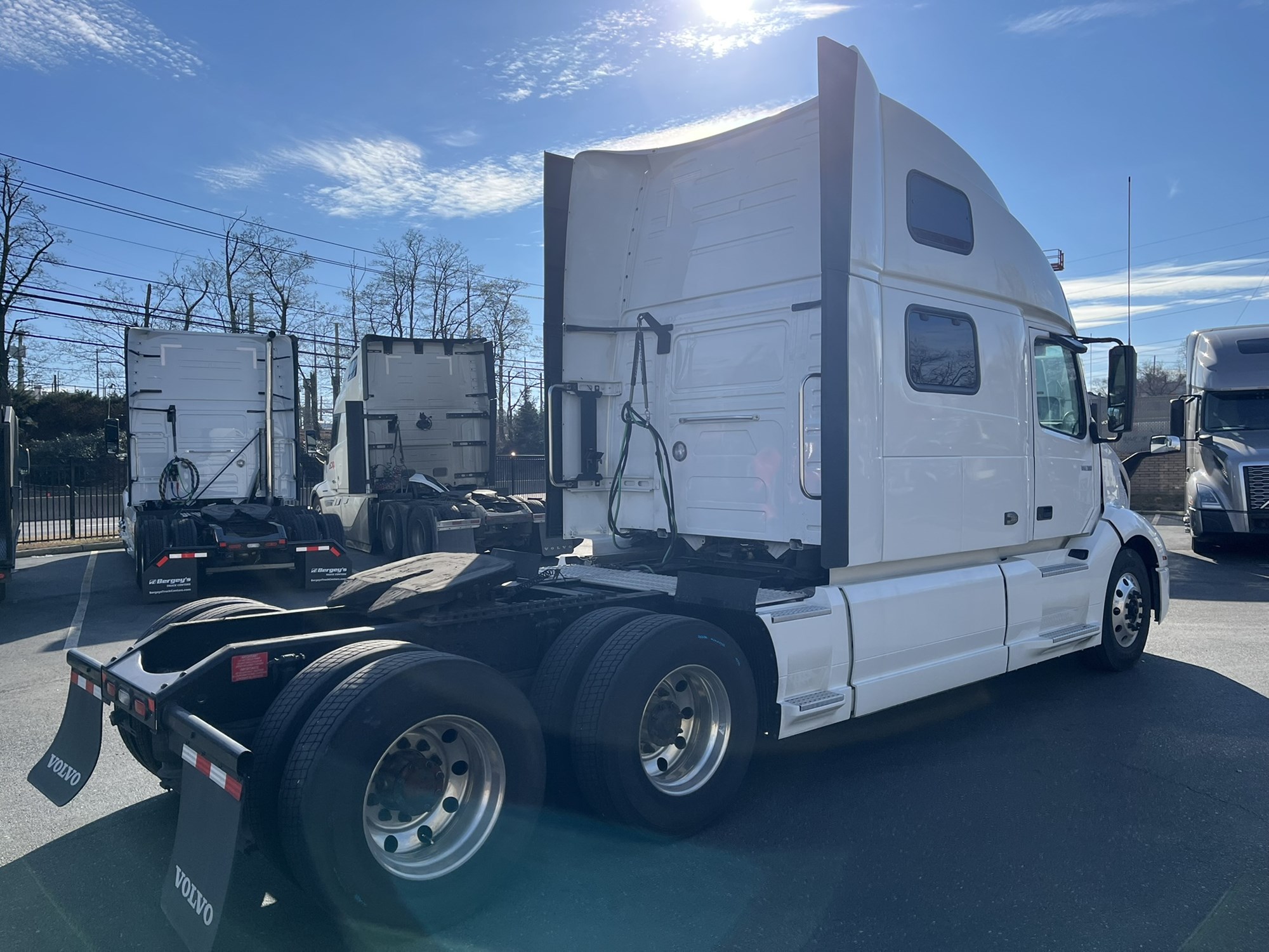 2023 Volvo VNL - image 3 of 6