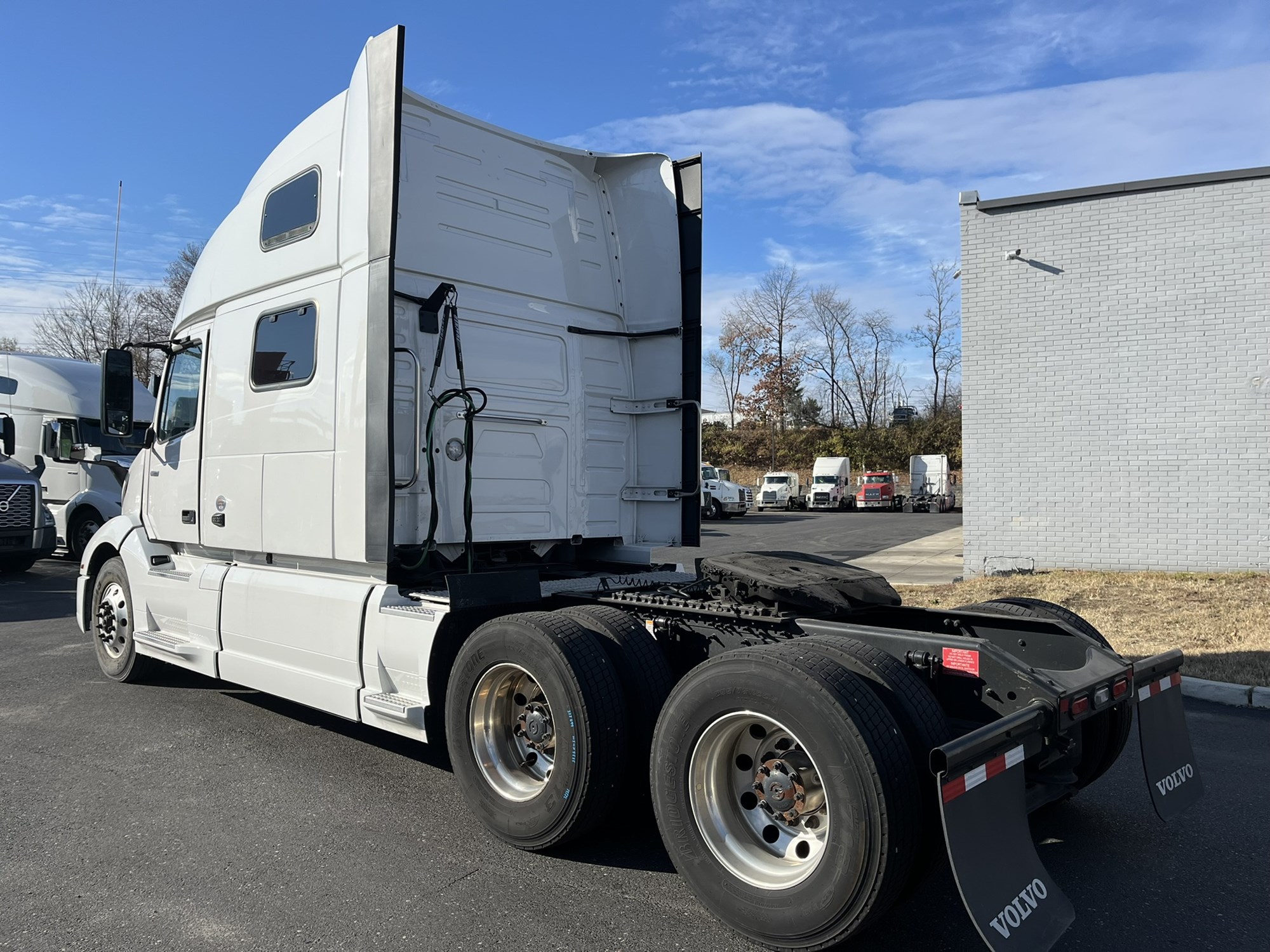 2023 Volvo VNL - image 4 of 6