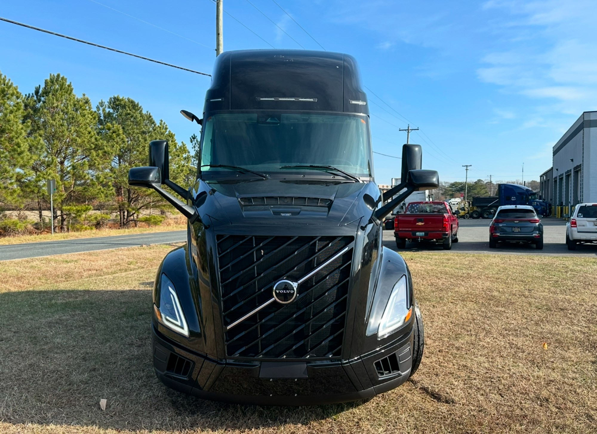 2025 Volvo VNL64T - image 1 of 6