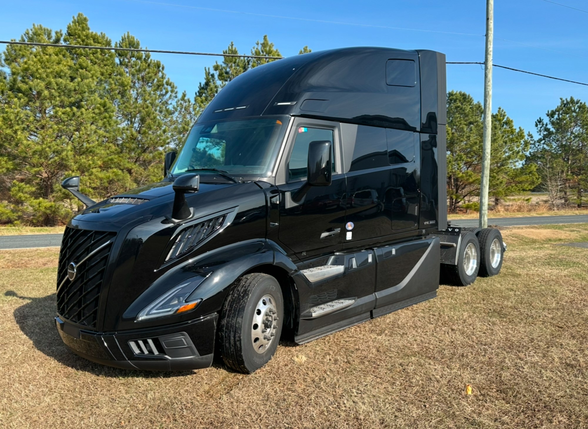 2025 Volvo VNL64T - image 2 of 6