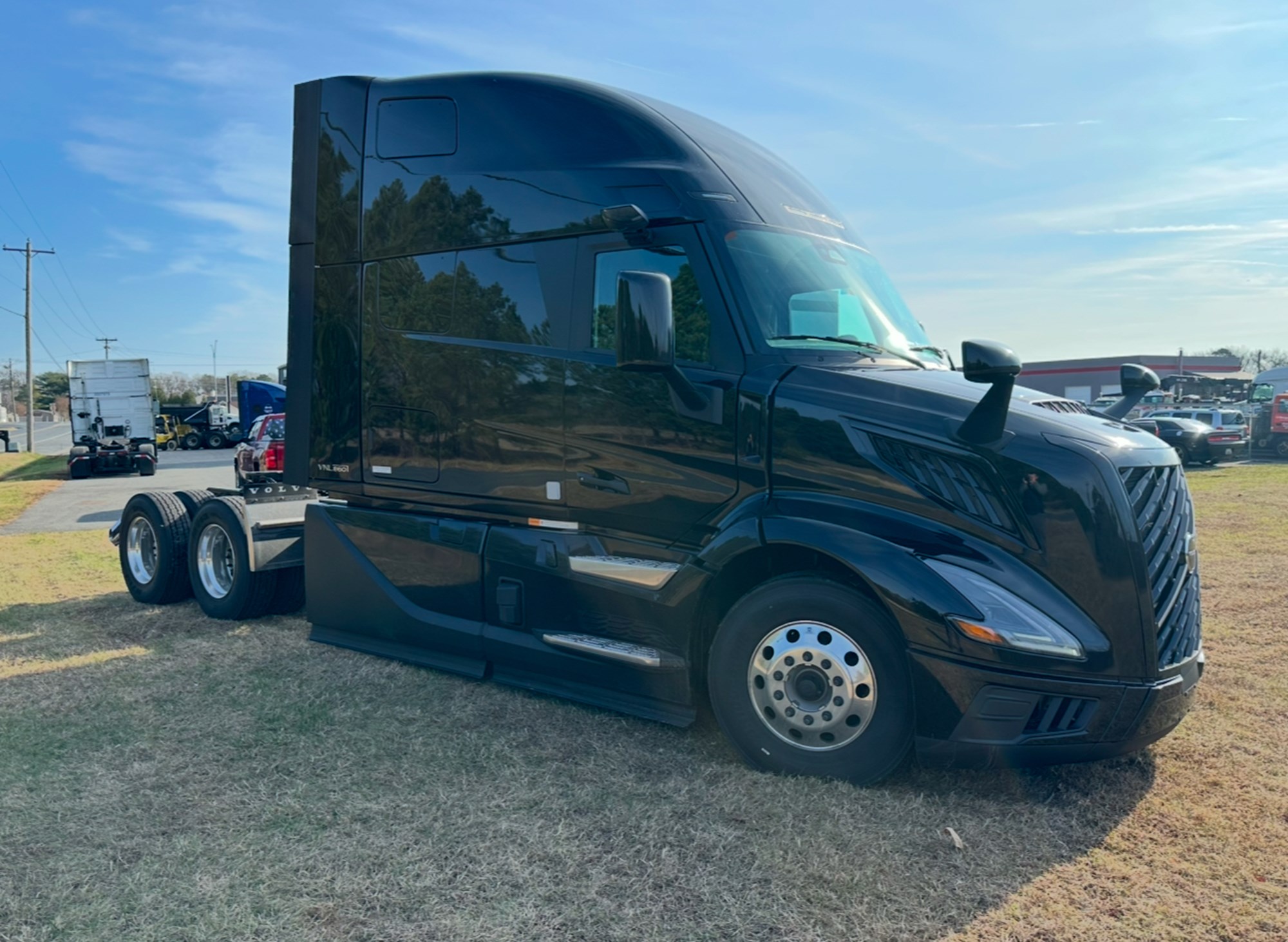 2025 Volvo VNL64T - image 3 of 6