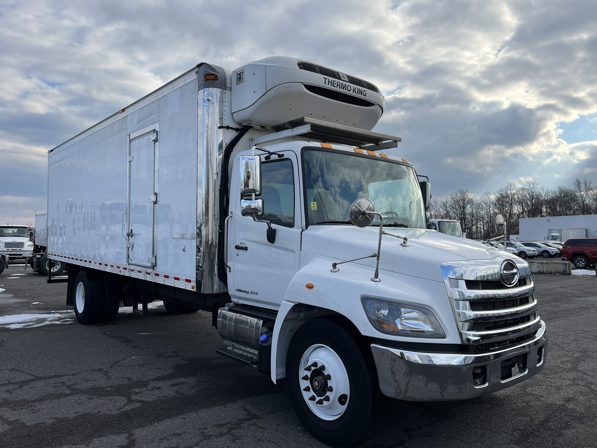 2019 HINO 268A - image 2 of 6