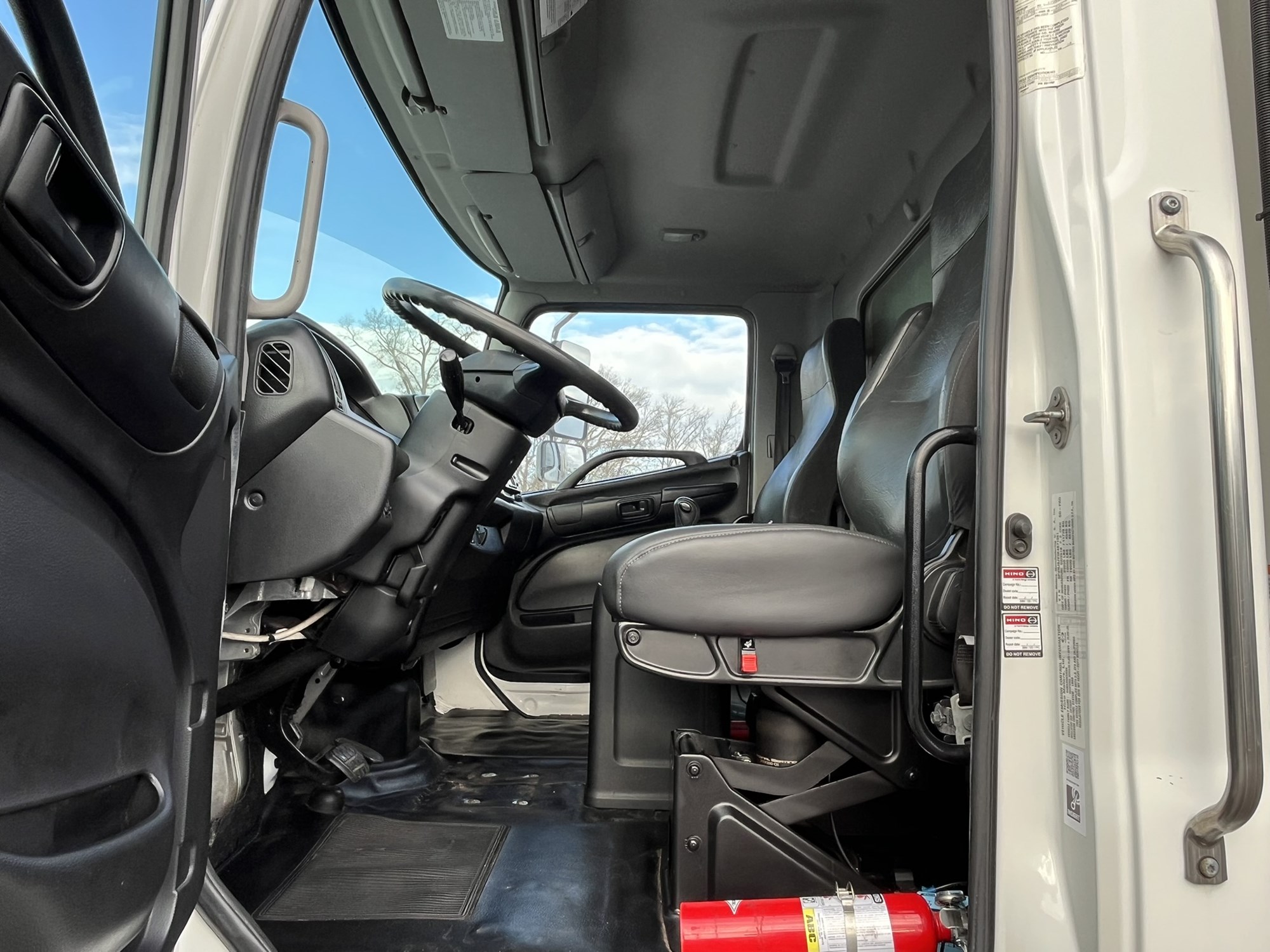 2019 HINO 268A - image 5 of 6