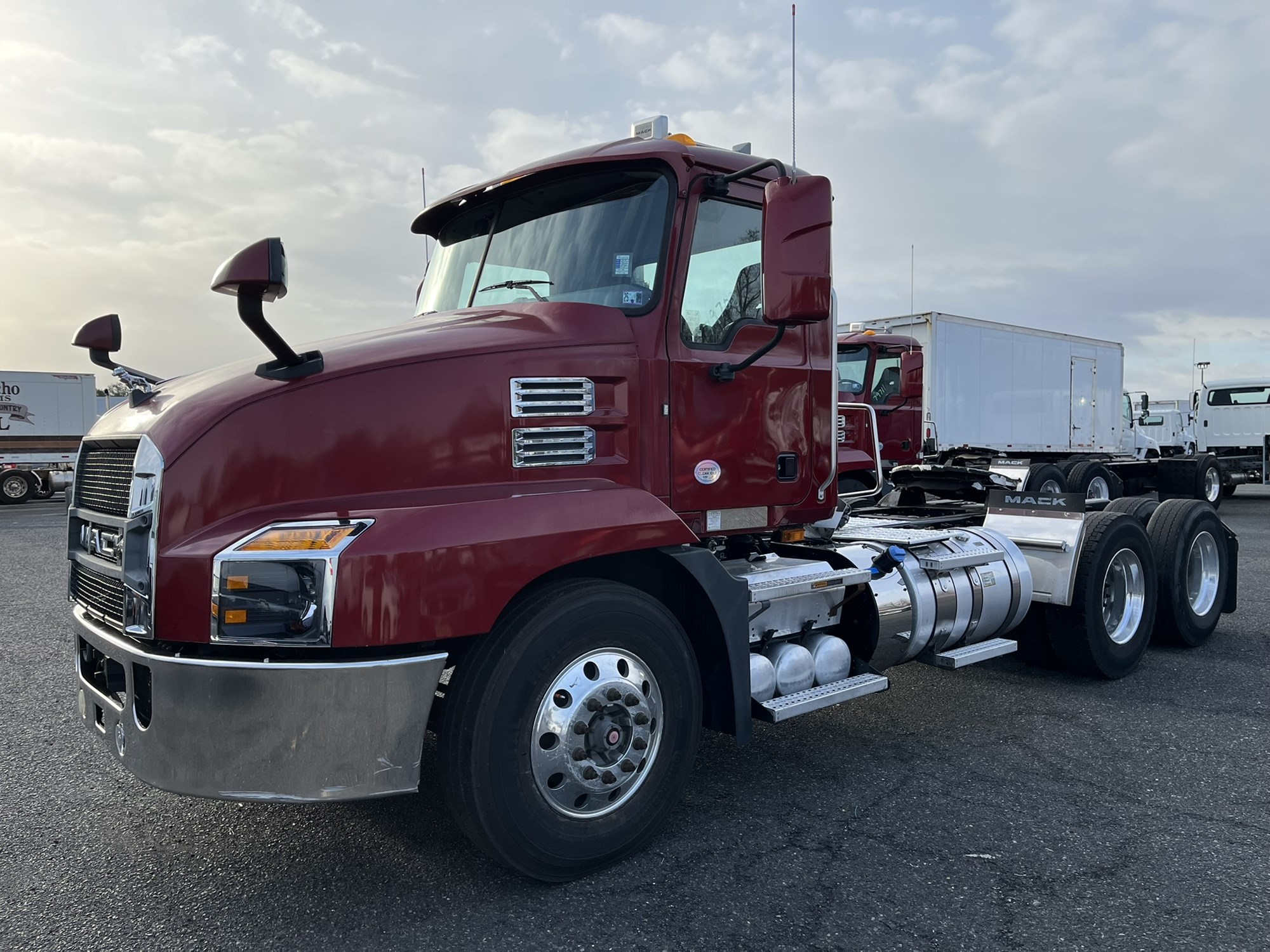 2019 MACK AN62T - image 1 of 6