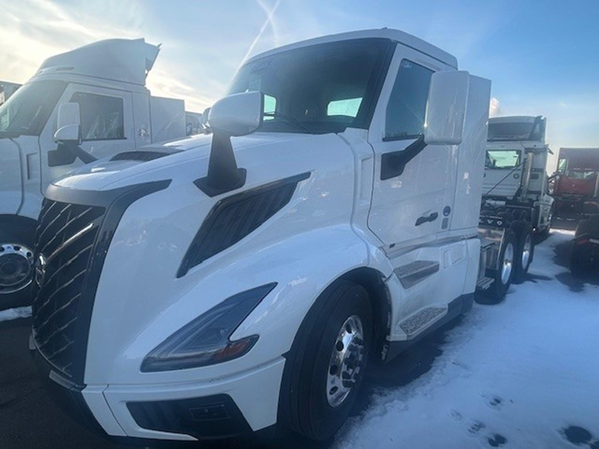 2025 VOLVO New VNL64T300 - image 1 of 3