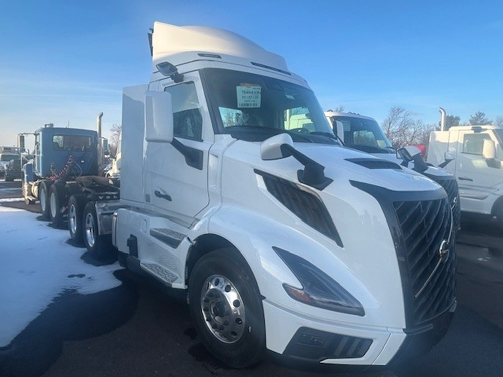 2025 VOLVO New VNL64T300 - image 2 of 4