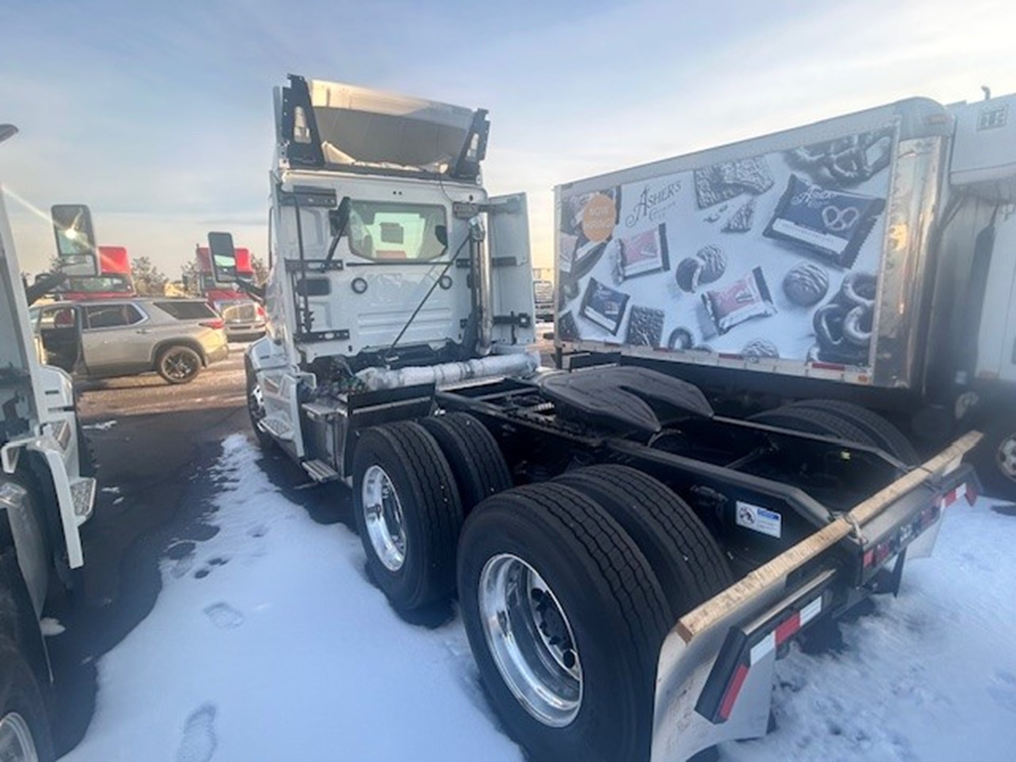 2025 VOLVO New VNL64T300 - image 4 of 4