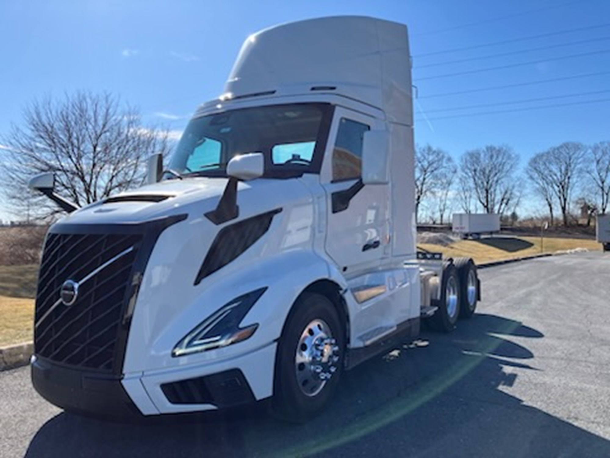 2025 VOLVO New VNL64T300 - image 1 of 6