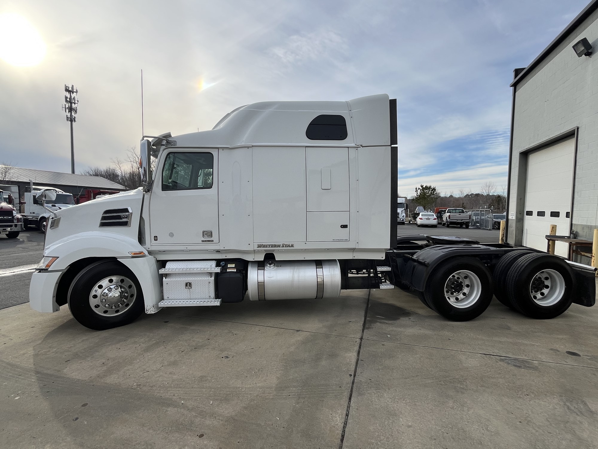 2020 WESTERN STAR/AU 5700 XE - image 3 of 6