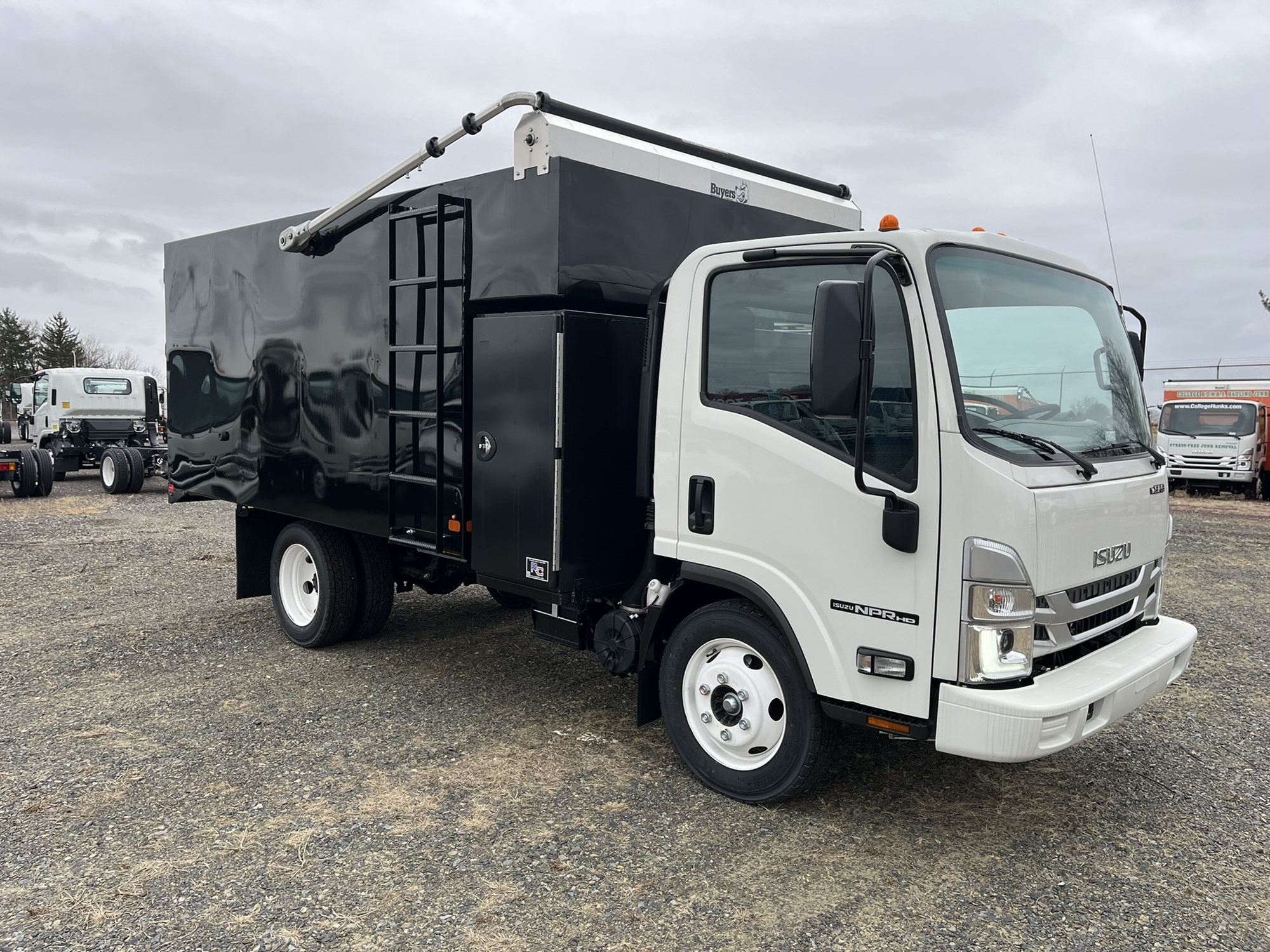 2024 ISUZU NPR HD - image 2 of 6