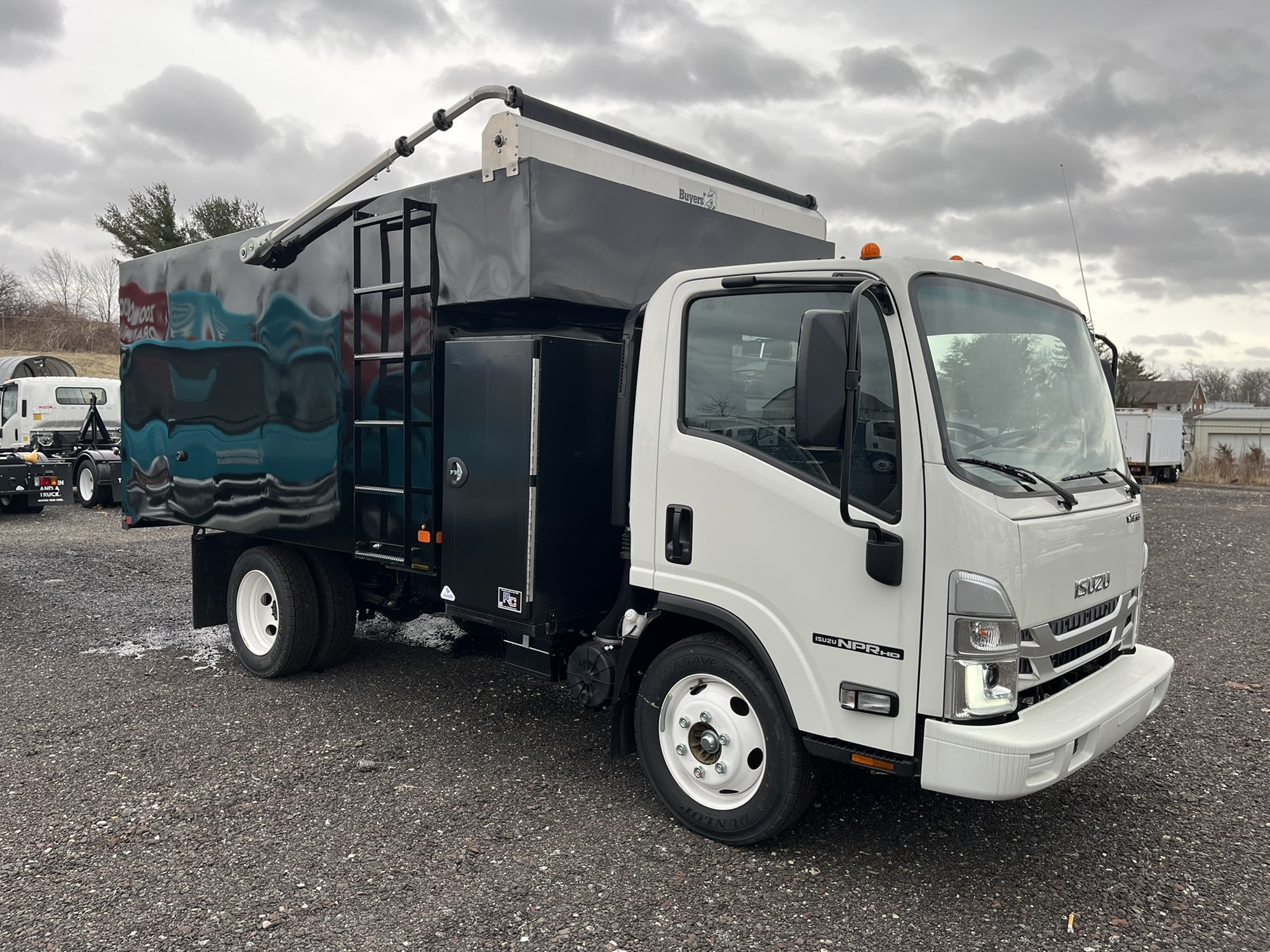 2024 ISUZU NPR HD - image 2 of 6