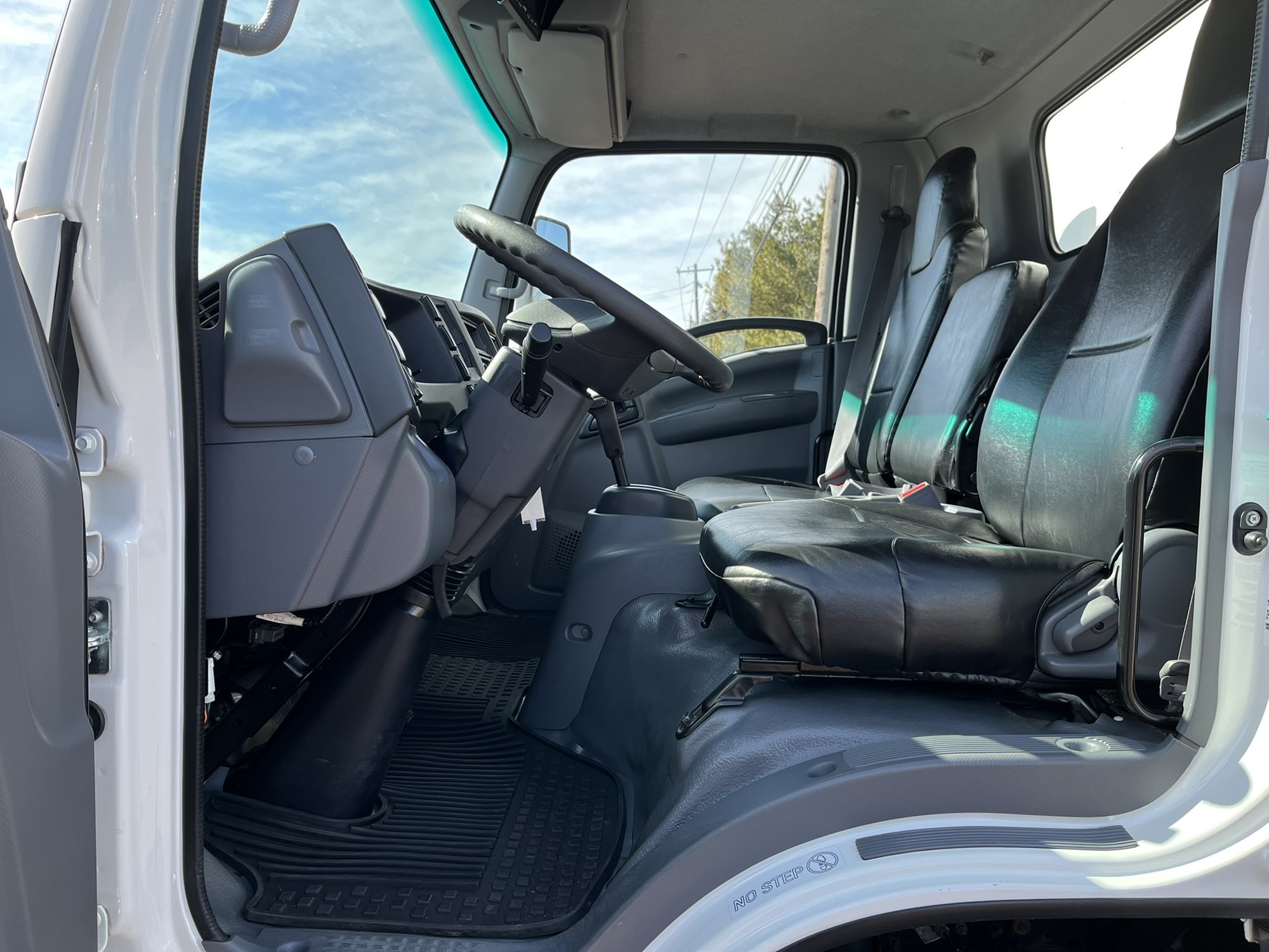 2019 Isuzu NPR/NPR-HD - image 5 of 6