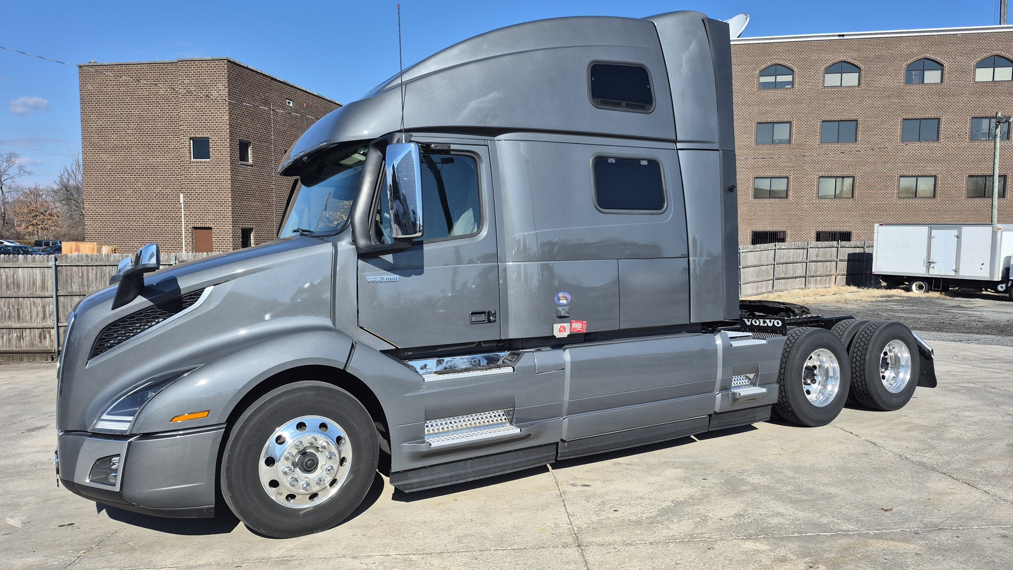 2024 VOLVO VNL860 - image 1 of 6