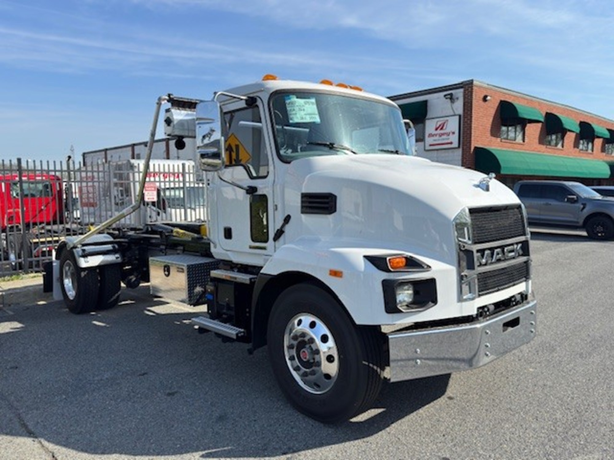 2025 MACK MD742 - image 2 of 6