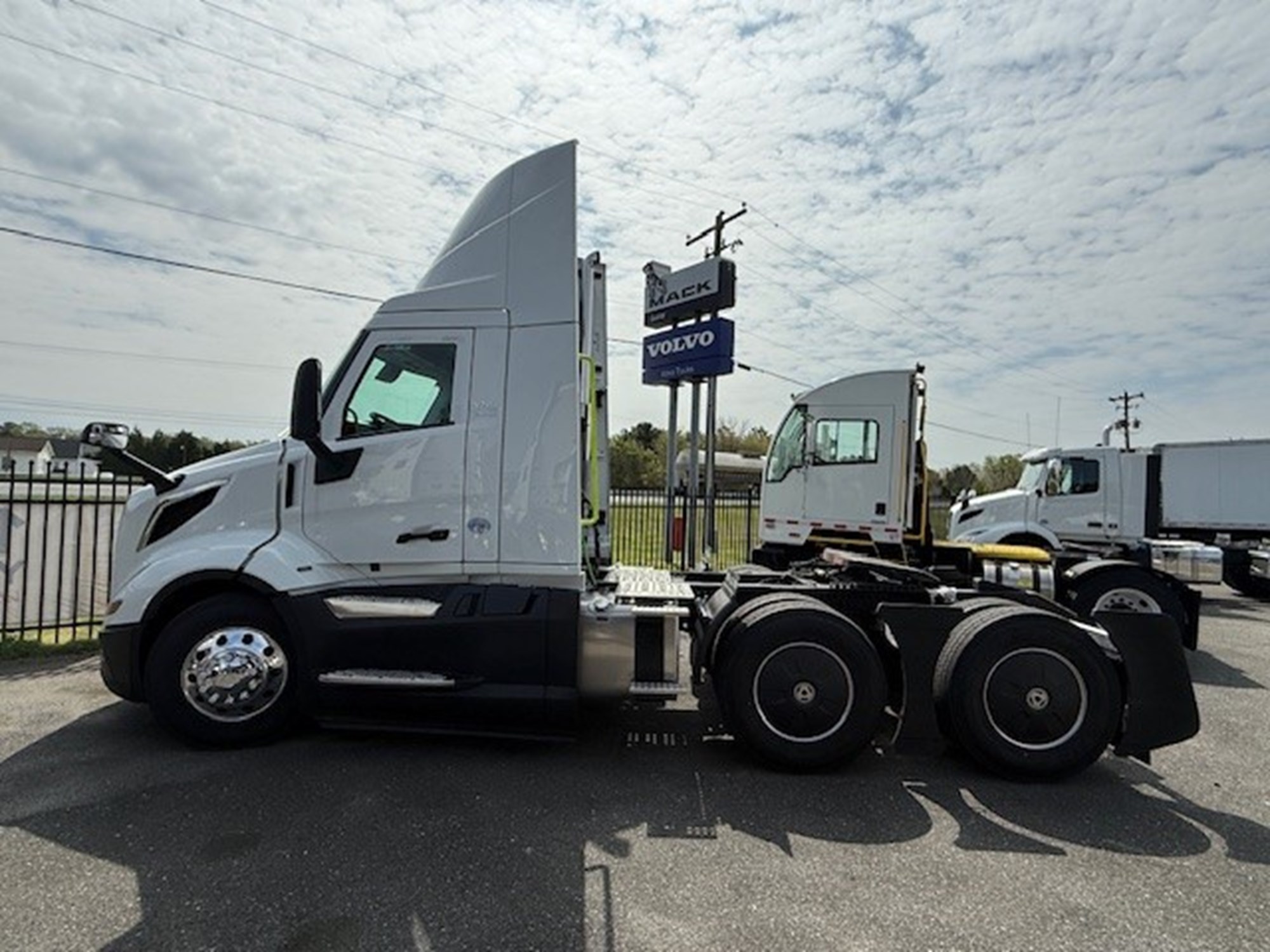 2025 Volvo VNL64T300 - image 1 of 6